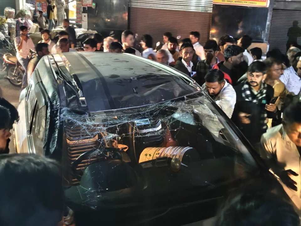 बालोतरा में कार डिवाइडर से टकराकर पलटी, VIDEO:  रामसेतु ओवरब्रिज से उतरते समय अनियंत्रित हुई, ड्राइवर को सुरक्षित बाहर निकाला – Balotra News