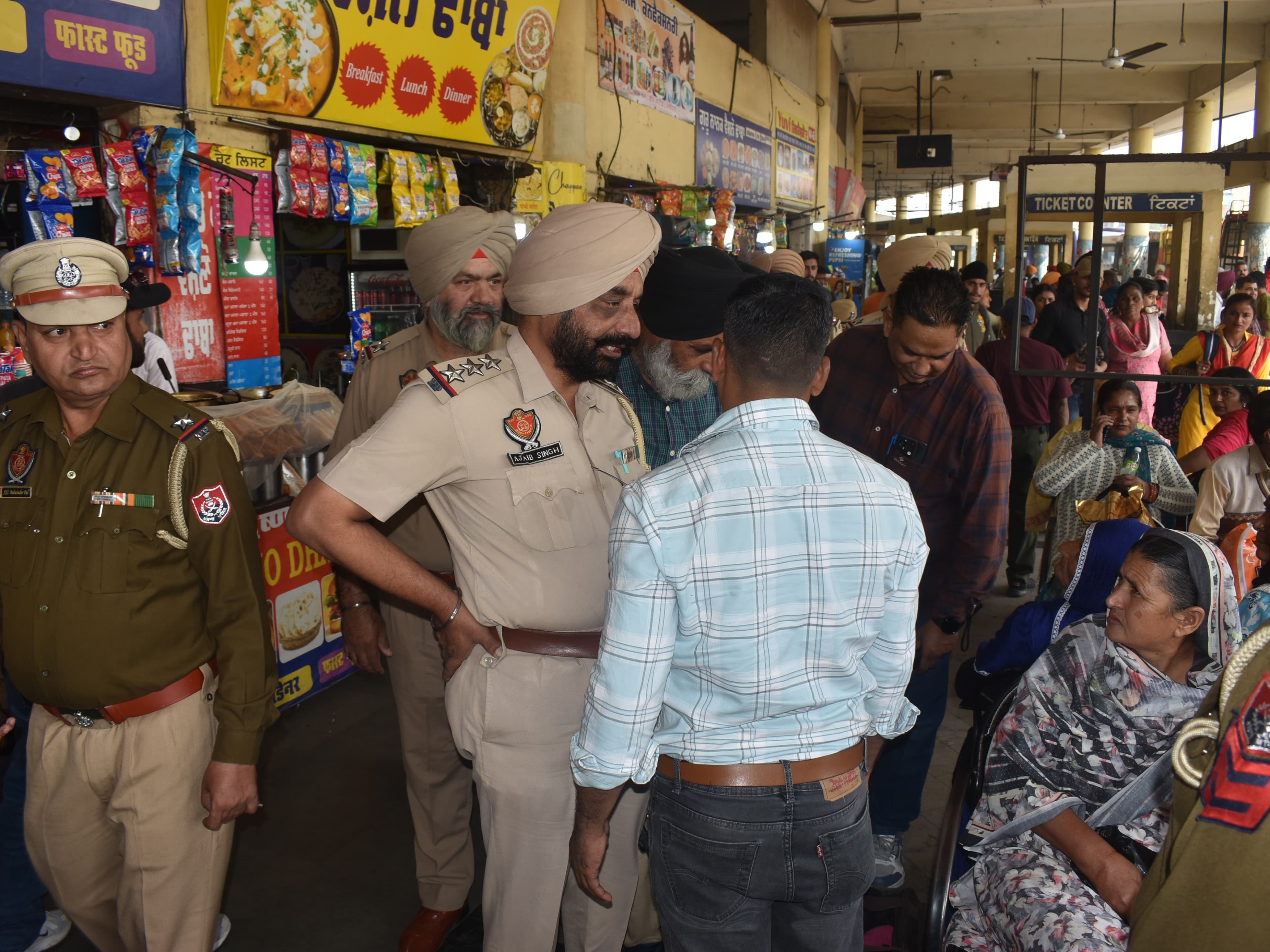 जालंधर बस स्टैंड पर सर्च ऑपरेशन:  दिल्ली ब्लास्ट के बाद पुलिस ने सुरक्षा बढ़ाई, डॉग स्क्वायड के साथ ली गई बसों-सामान की तलाशी – Jalandhar News
