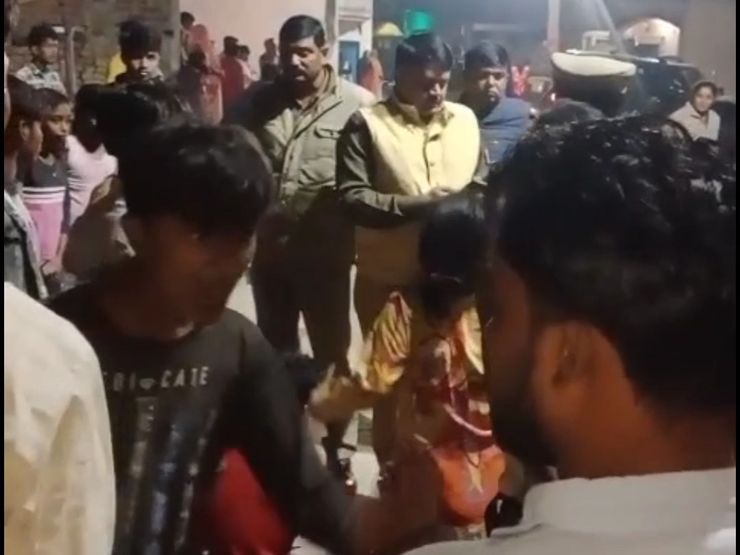 लखनऊ के बंथरा थाना क्षेत्र में बुधवार रात पुरानी रंजिश को लेकर दो गुटों में फिर जमकर मारपीट हो गई।