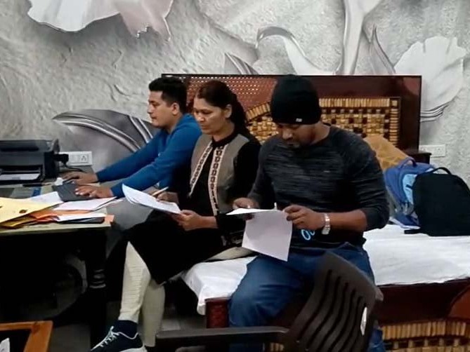 लोकायुक्त की टीम कार्रवाई करते हुए।