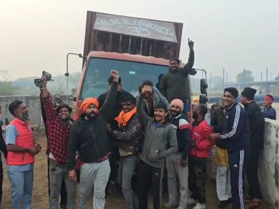 पलवल पुलिस ने गोवंश से भरे ट्रक पकड़ा:  दो आरोपी अरेस्ट किए, 27 गोवंशों में 2 की मौत, यूपी से ला रहे थे – Palwal News