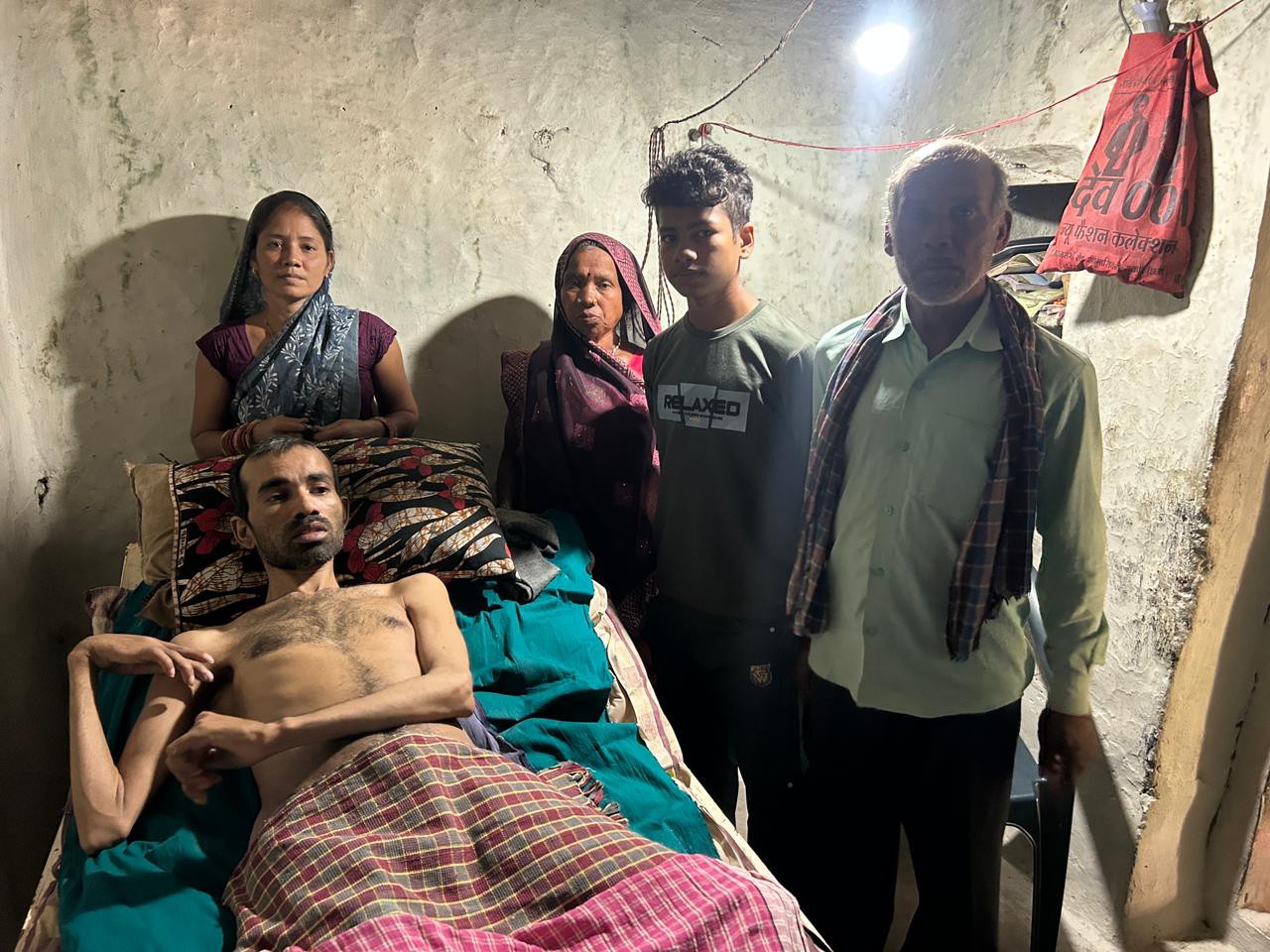 पीड़ित माता-पिता, पत्नी और बच्चों के साथ रहते हैं।