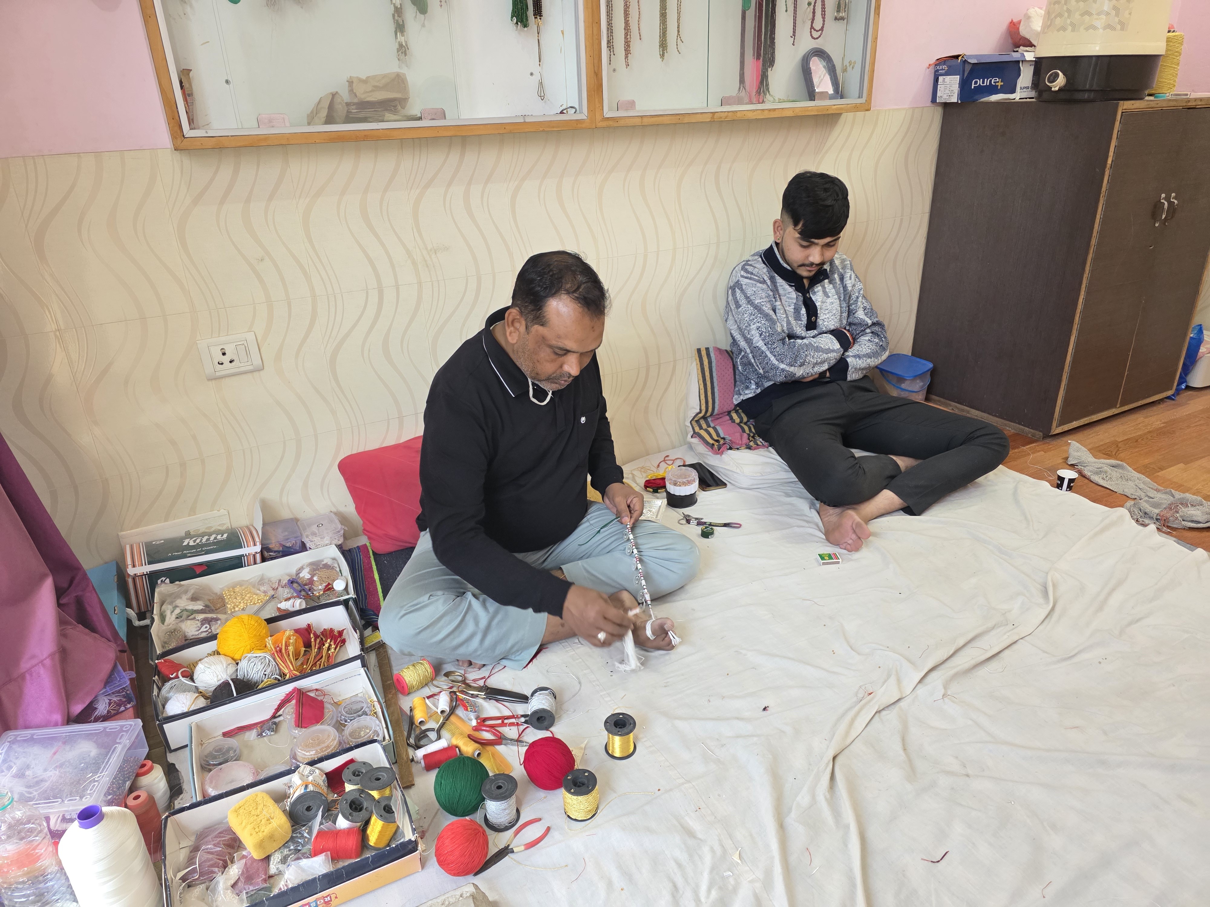 युवक के पिता गहनों में मोती पिरोने का काम करते हैं.