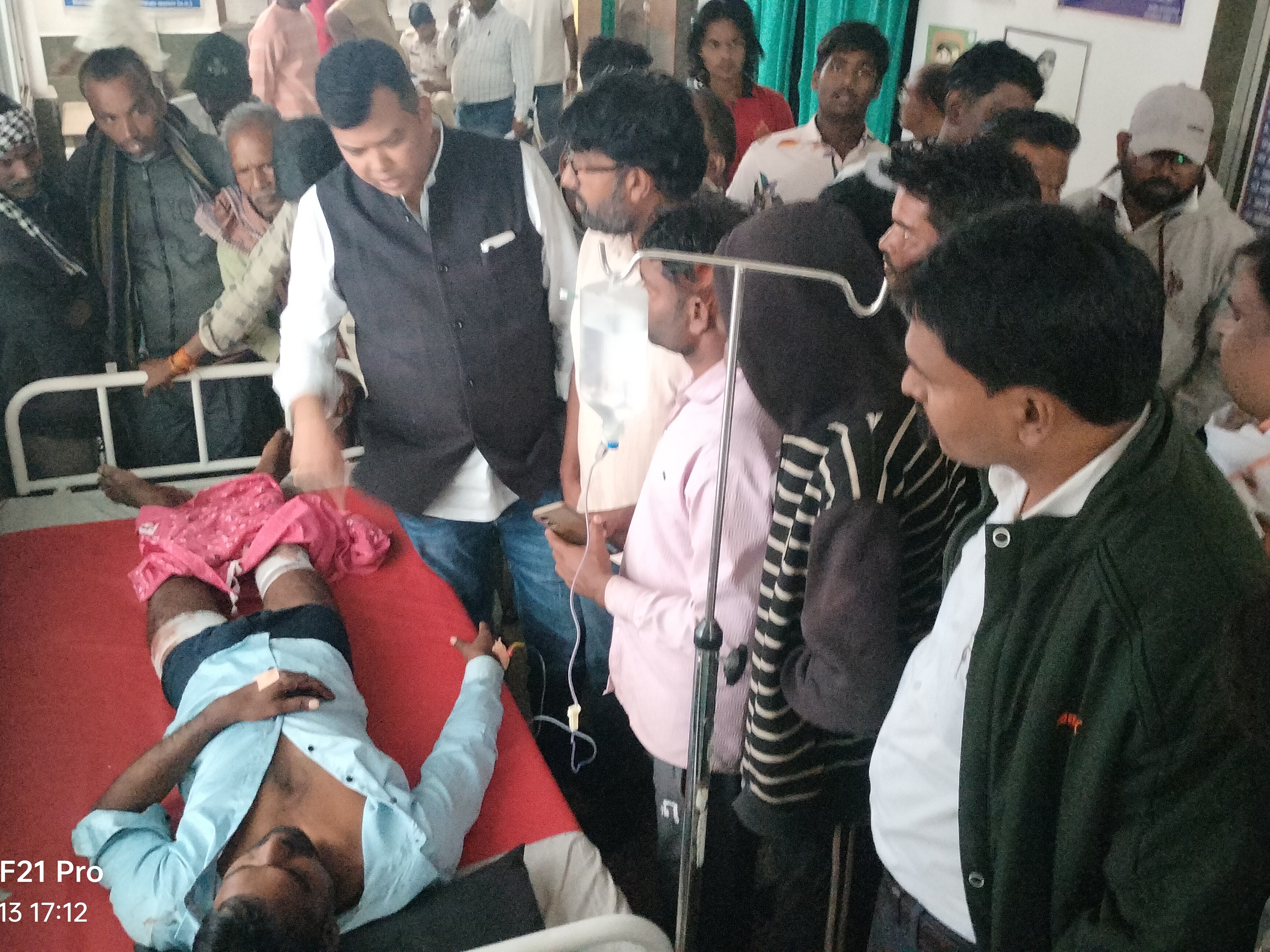 बाइक सवारों ने दो युवकों को चाकू मारा:  बलौदाबाजार में लूटपाट के बाद पैरों में घोंपे चाकू, आरोपियों के तलाश में जुटी पुलिस – baloda bazar News