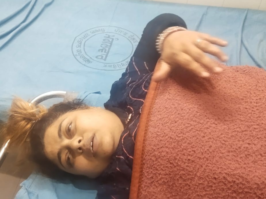 अस्पताल में भर्ती घायल युवती।