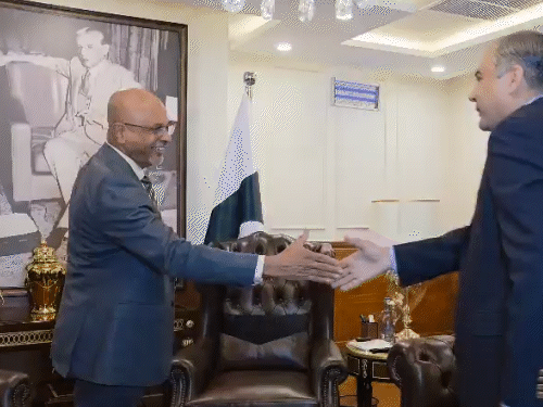 पाकिस्तान के गृहमंत्री मोहसिन नकवी ने बुधवार को श्रीलंका के हाई कमीशन रियर एडमिरल (सेवानिवृत्त) फ्रेड श्रीविरत्ने, टीम के मैनेजर और खिलाड़ियों से मुलाकात की। उन्हें सुरक्षा का भरोसा भी दिलाया था।