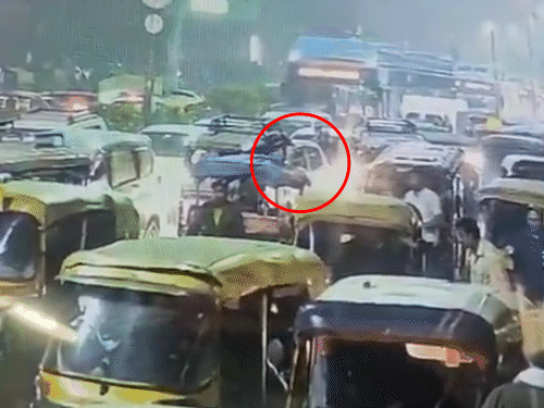 CCTV फुटेज में रिक्शा के पीछे ब्लास्ट वाली i20 कार नजर आ रही है।