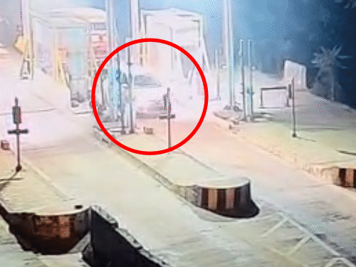 फिरोजपुर झिरका में टोल प्लाजा की CCTV फुटेज में आतंकी उमर की कार दिखाई दी।