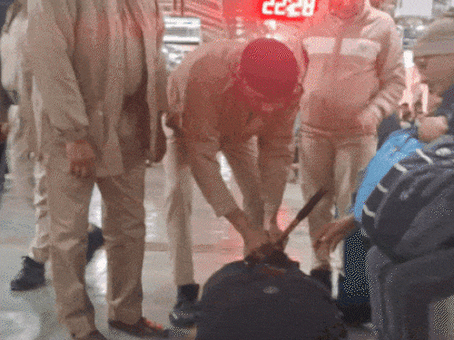 दिल्ली में 10 नवंबर को हुए कार ब्लास्ट के बाद से पुलिस, रेलवे-बस स्टेशन, एयरपोर्ट समेत सार्वजनिक जगहों पर कड़ी सुरक्षा जांच कर रही है। - Dainik Bhaskar