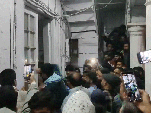 सिटी पुलिस के अंदर घुसने का प्रयास करते हुए प्रदर्शनकारी।