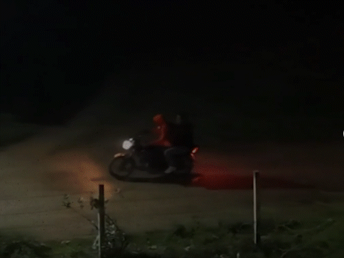 दोनों आरोपी बाइक से फरार हुए।