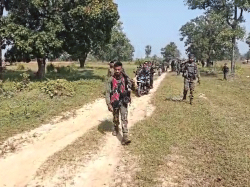 बीजापुर के नेशनल पार्क एरिया में मुठभेड़ खत्म होने के बाद लौटी टीम।