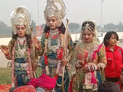 श्रीराम, माता सीता और लक्ष्मण की वेशभूषा में यात्रा में शामिल हुए भक्त।
