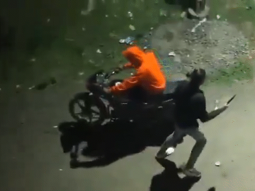 एक व्यक्ति ने पीछा कर रोकने की कोशिश की।