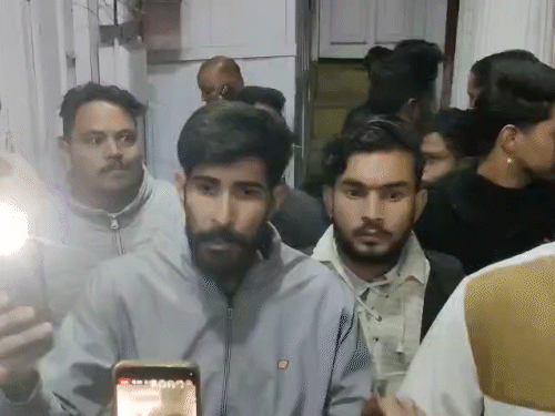 चंबा पुलिस चौकी के बाहर प्रदर्शन करते हुए स्थानीय लोग।