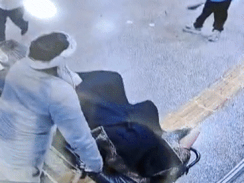 चंडीगढ़ के जीएमसीएच-32 अस्पताल से भागता आरोपी। - Dainik Bhaskar