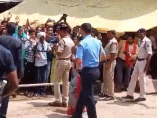 प्रदेश प्रवास के दाैरान काफिला रुकवाकर छात्रों से मिली थी राष्ट्रपति। (फाइल फोटो)