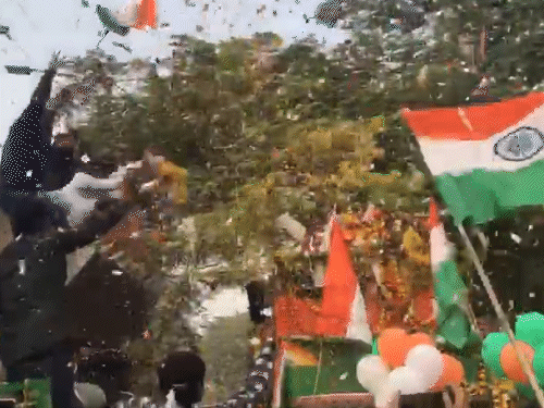 क्रिकेट फैंस ने बुलडोजर पर चढ़कर दीप्ति के ऊपर फूलों की बारिश की।