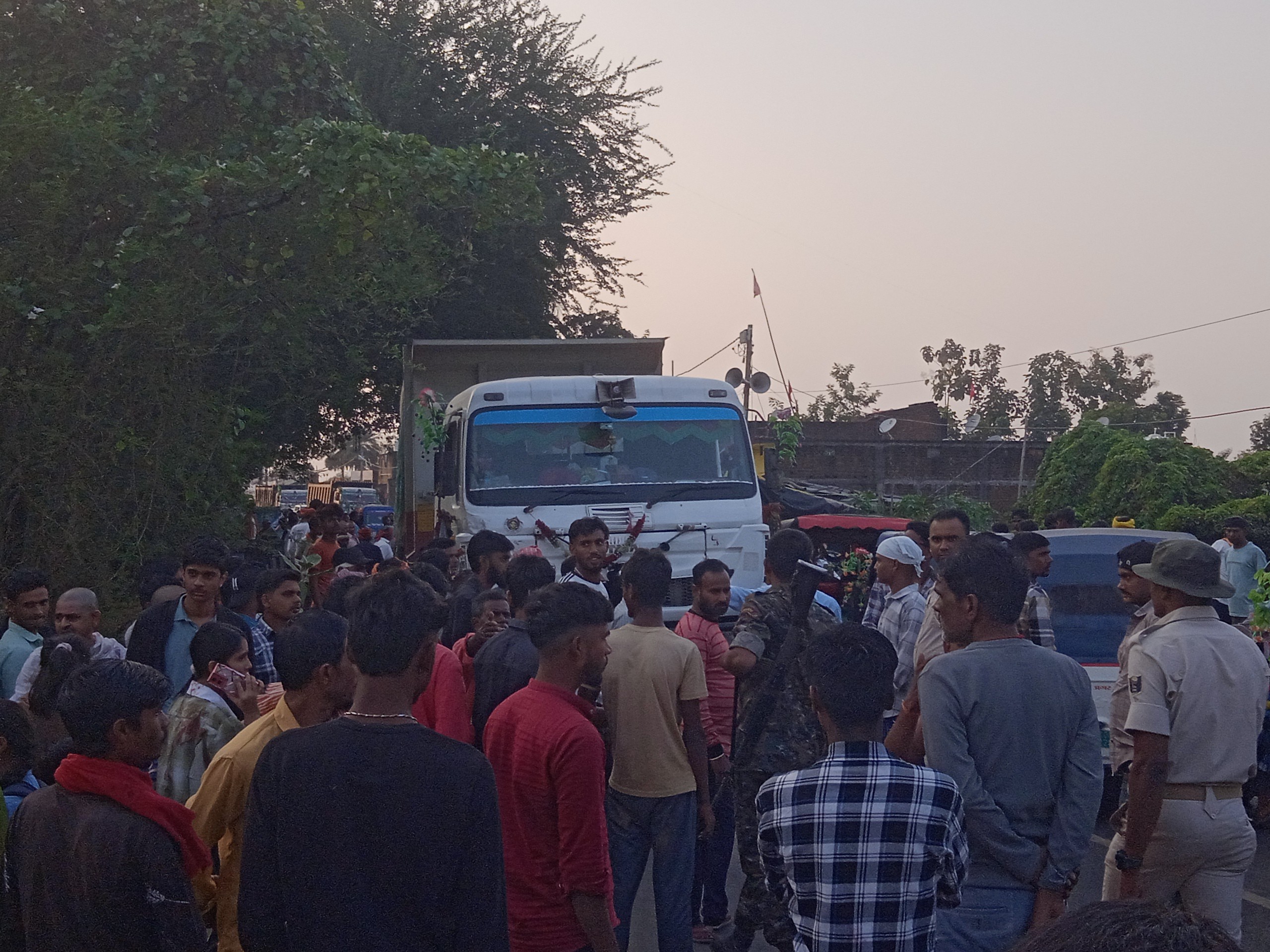 Auto-rickshaw and lorry collide in Panjwara, four injured | पंजवारा में ...