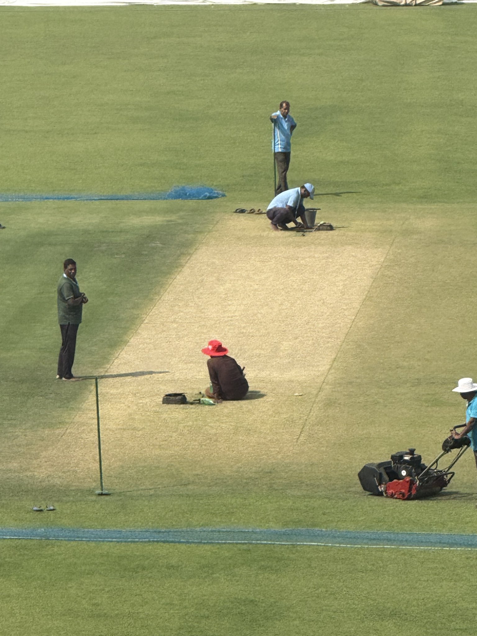 ईडन गार्डन्स स्टेडियम की पिच पर शुरुआती 2 दिनों में बल्लेबाजों को मदद मिलने की उम्मीद है।