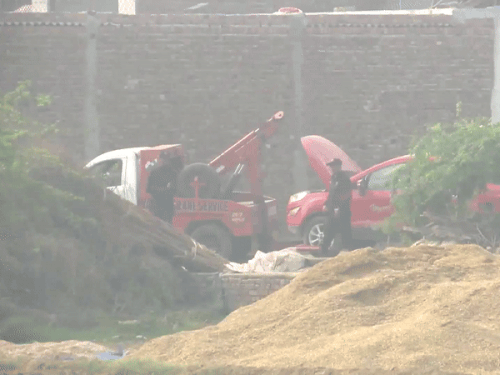 लाल रंग की गाड़ी को ले जाने के लिए टो वैन मंगवा ली गई है।