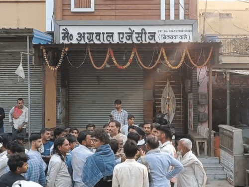 पिनगवां कस्बा में है दिनेश सिंगला उर्फ बिल्लू की खाद की दुकान।