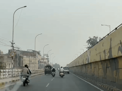 বৃহস্পতিবার সকালে হিসার শহরের রাস্তায় হালকা কুয়াশা ছিল।