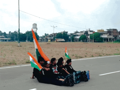 स्कूली बच्चों के साथ अपने स्केटिंग का हुनर दिखाते पुनीत।