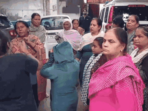 मोहल्ले के लोगों ने इकट्‌ठे होकर पुलिस को शिकायत दी है।