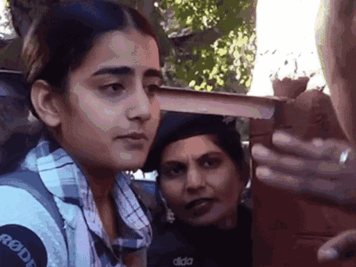 छात्रा हरमनप्रीत कौर ने चिल्लाते हुए पुलिस को कहा था कि उसका हाथ छोड़ो।