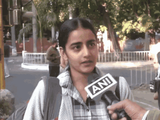 छात्रा हरमनप्रीत कौर ने बताया था कि ID होने के बावजूद पुलिस यूनिवर्सिटी में नहीं जाने दे रही थी।