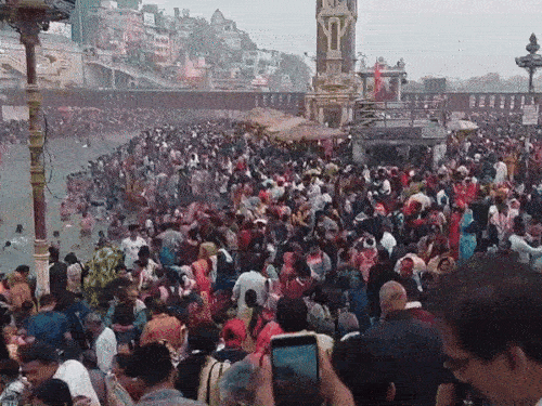 अर्द्धकुंभ पर हरकि पौड़ी पर भारी भीड़ रहती है।