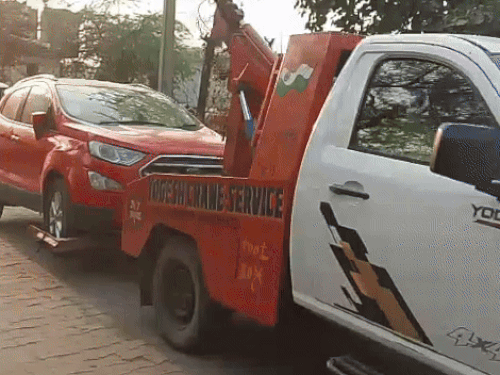 फरीदाबाद के खंदावली गांव से बरामद लाल गाड़ी को सेक्टर-58 थाने में ले जाया गया।