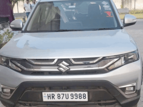 फरीदाबाद की अल-फलाह यूनिवर्सिटी से मिली ब्रेजा कार।