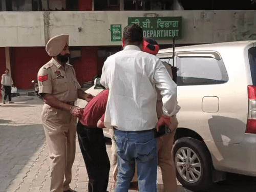 आईएसआई एजेंट के रूप में काम करने के आरोपियों को पकड़कर ले जाती पुलिस। - Dainik Bhaskar