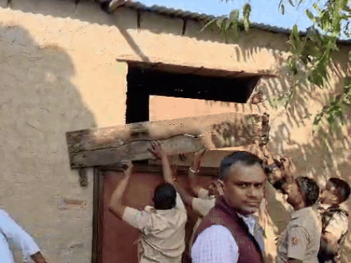 वन विभाग और पुलिस की टीम ने दरवाजे को बाहर से बंद कर खिड़की में से लेपर्ड को ट्रेंकुलाइज किया।