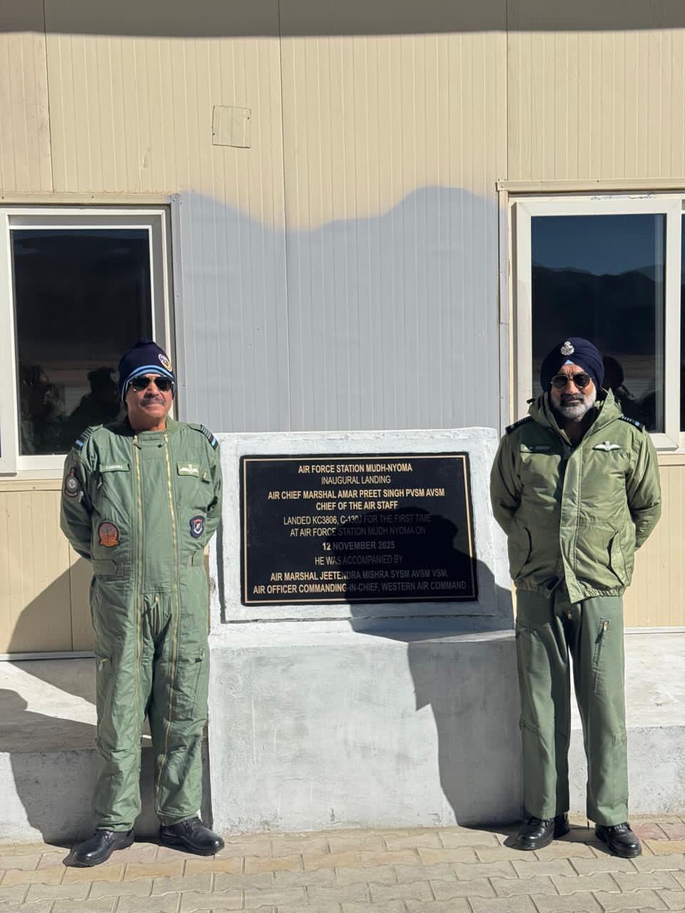 वायु सेना प्रमुख एयर चीफ मार्शल एपी सिंह ने मुध-न्योमा एयरबेस का उद्घाटन किया।