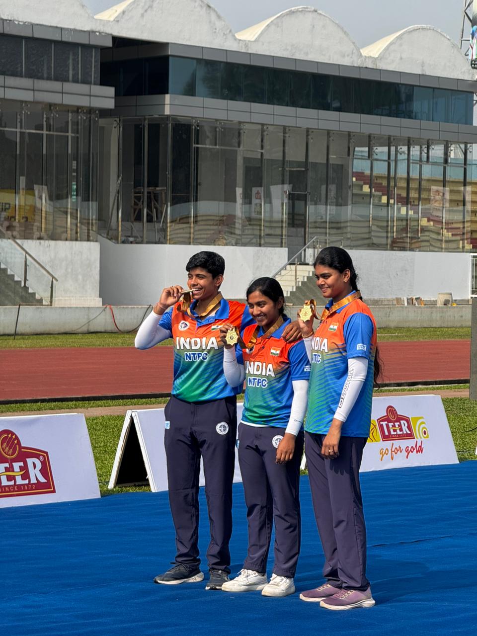 गोल्ड मेडल के साथ भारतीय महिला कंपाउंड टीम।