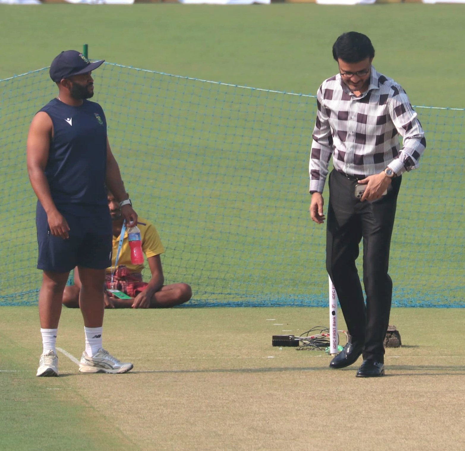 ईडन गार्डन्स स्टेडियम की पिच पर साउथ अफ्रीकी कप्तान टेम्बा बावुमा से बात करते CAB अध्यक्ष सौरव गांगुली।