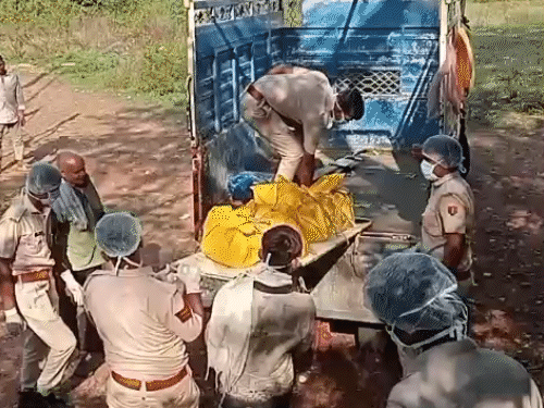 पुलिस को करीब 30 फीट की दूरी में दोनों शव मिले।