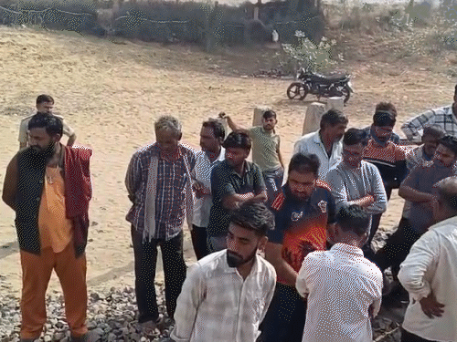 ग्रामीण लंबे समय से अंडरपास बनाने की मांग कर रहे हैं। इस हादसे के बाद आक्रोषित ग्रामीणों ने रेलवे स्टेशन पर धरना प्रदर्शन किया।