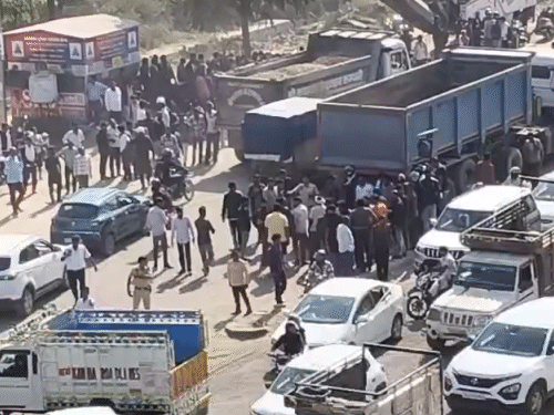 हादसे के बाद ड्राइवर मौके से डंपर छोड़कर भाग गया, जिसके बाद घटनास्थल पर लोगों की भीड़ जुट गई।