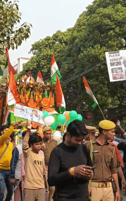 दीप्ति शर्मा ने खुली गाड़ी में रोड शो किया। सड़क के दोनों तरफ फैंस उनके लिए स्वागत के लिए खड़े दिखे।