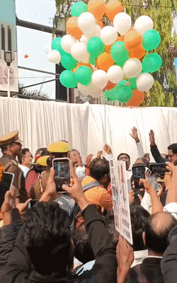 वीमेन वर्ल्ड कप विनर टीम की मेंबर क्रिकेटर दीप्ति शर्मा पहली बार आगरा पहुंची हैं। उनके स्वागत में बैलून उड़ाया गया।