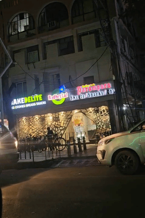 राधेलाल क्लासिक लखनऊ की नामी मिठाई दुकानों में से एक है। खाद्य विभाग के बंद कराने पर यहां सन्नाटा छा गया।