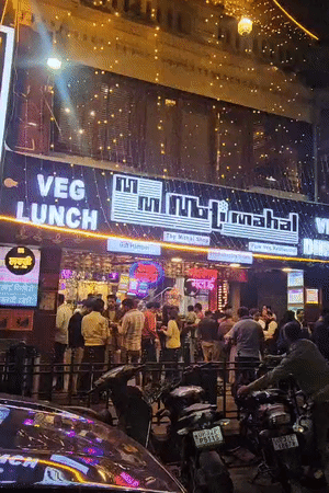 मोती महल में खाद्य विभाग की टीम पहुंची तो ग्राहकों की काफी भीड़ थी।