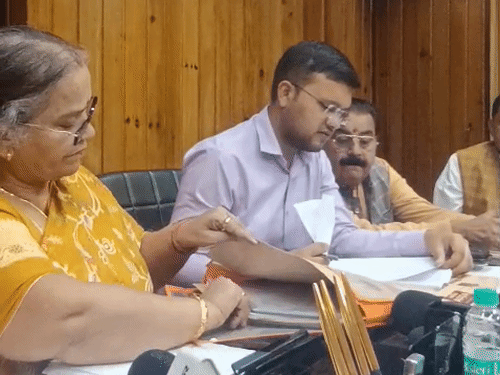 लखनऊ नगर निगम मुख्यालय में कार्यकारिणी की बैठक में मेयर सुषमा खर्कवाल और नगर आयुक्त गौरव कुमार मौजूद हैं।