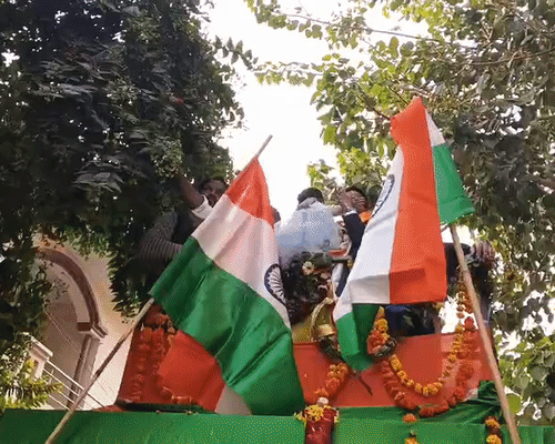 दीप्ति ने एक बच्ची को गोद में लेकर दुलारा। उनके फैंस इस दौरान उनसे हाथ मिलाते दिखे।