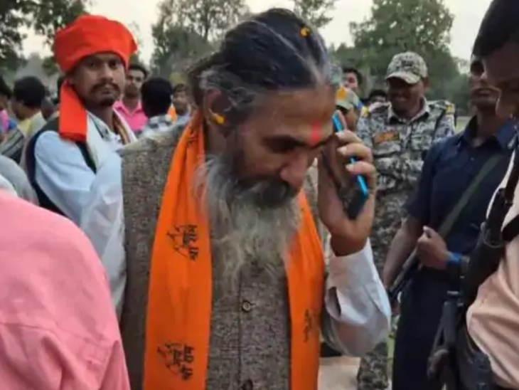 भोजराज नाग सांसद ने पहले कहा था, मैं एसपी से बात करता हूं। इसके होश ठिकाने आ जाएंगे।