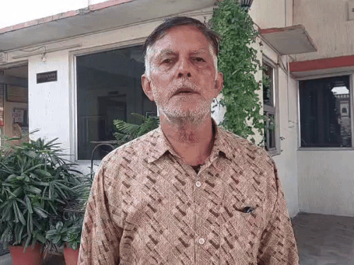 पीड़ित व्यापारी की ओर से क्लॉक टावर थाने में इसकी शिकायत दी गई है। पुलिस मामले की जांच में जुटी है।